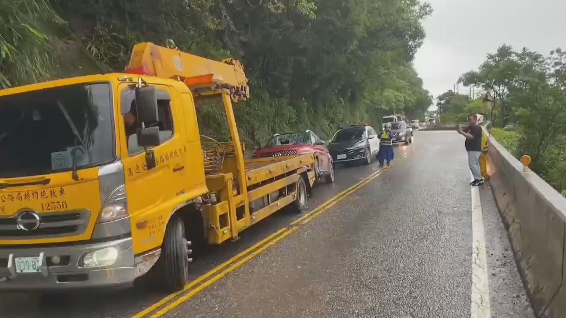 低壓帶雨炸花東 新颱風本週恐生成1／嚇壞！蘇花公路落石砸穿轎車　駕駛、前座乘客傷送醫