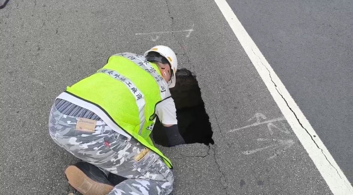 台北市京華城基地前路面出現天坑。（鏡新聞）