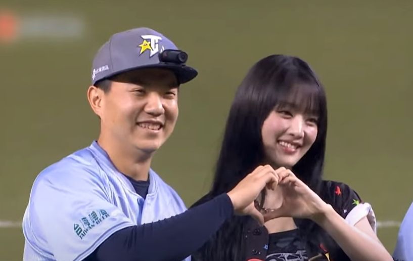 江坤宇（左）與Minnie合比愛心，成為明星賽亮點之一。（鏡新聞）