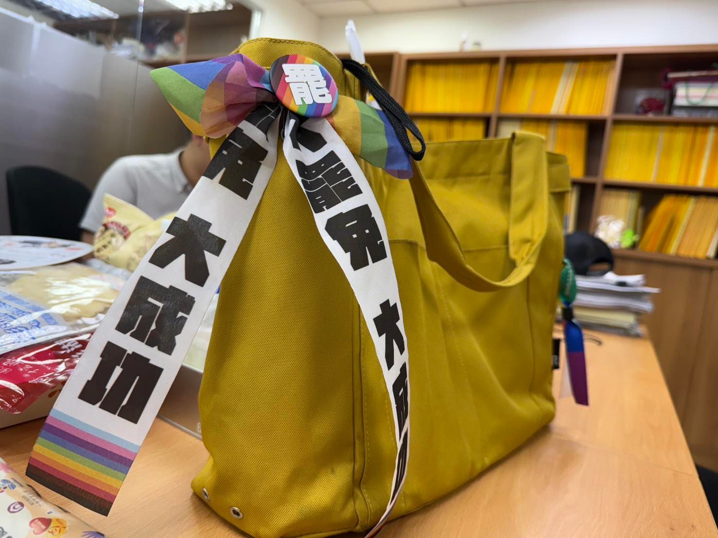 立院訪客「大罷免大成功」飄帶遭擋　陳培瑜質疑總務處卸責雙標