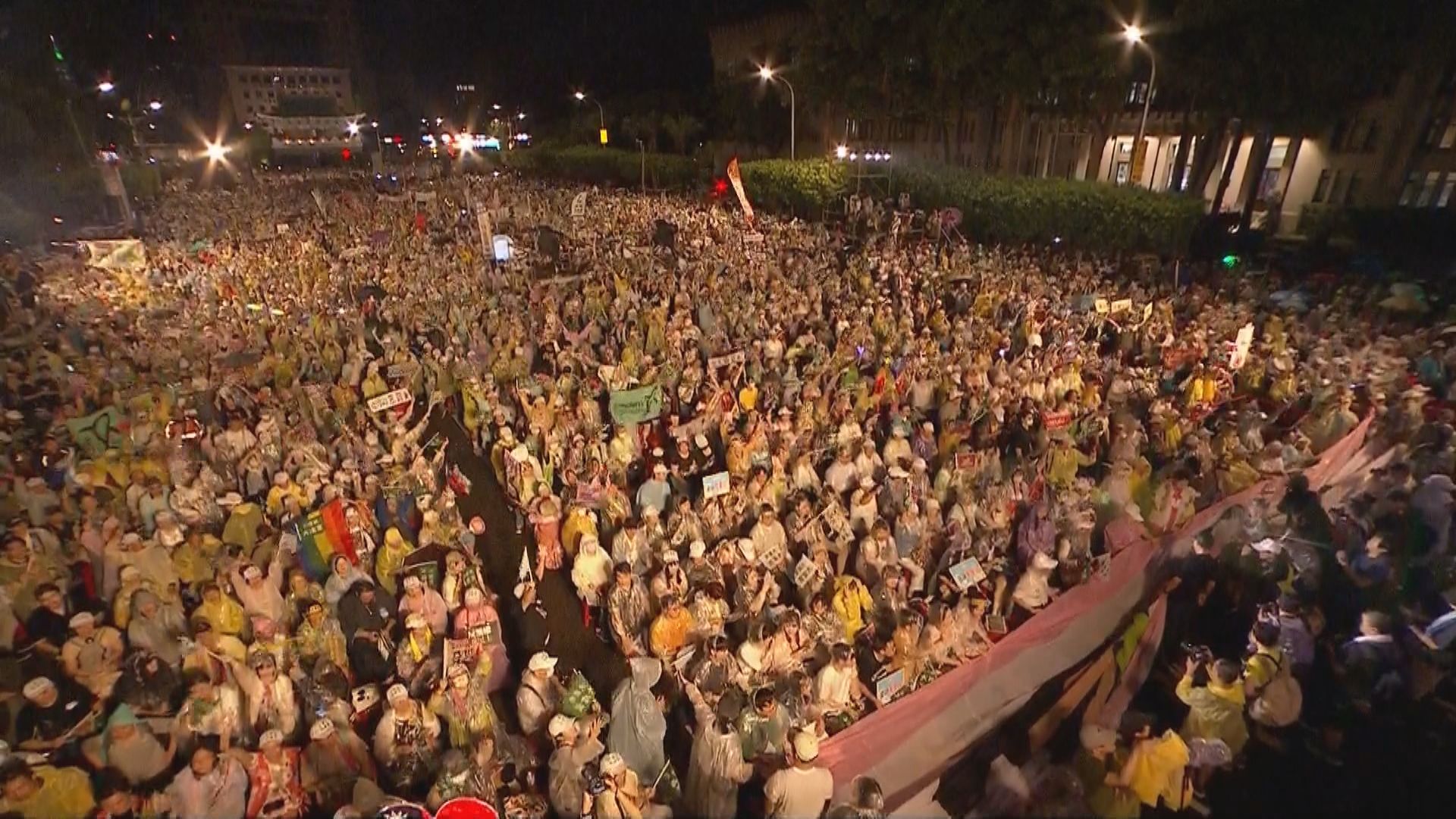 不畏風雨！10萬人集結凱道　藝文界接力催票