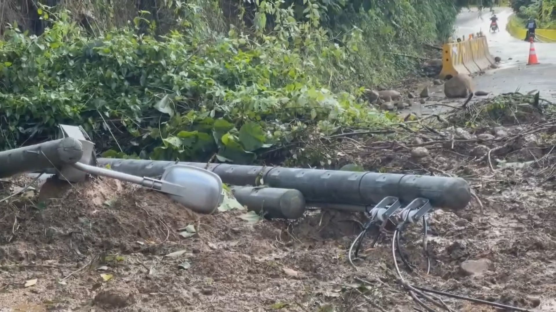 嘉南還在蓋帆布 又豪雨紫爆5/苗栗大雨釀土石坍! 電線桿倒下阻礙交通要道