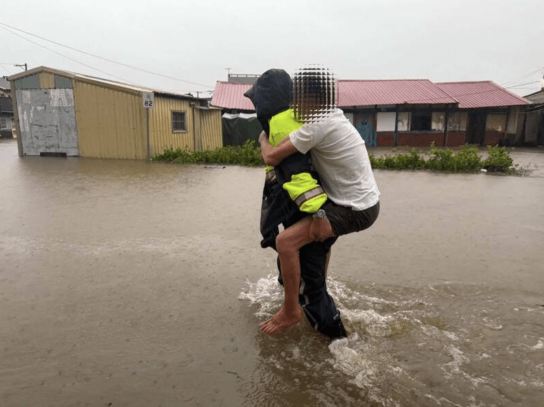 大雨狂炸南台灣慘淹　台南後壁長者困家中！警涉水背出安置