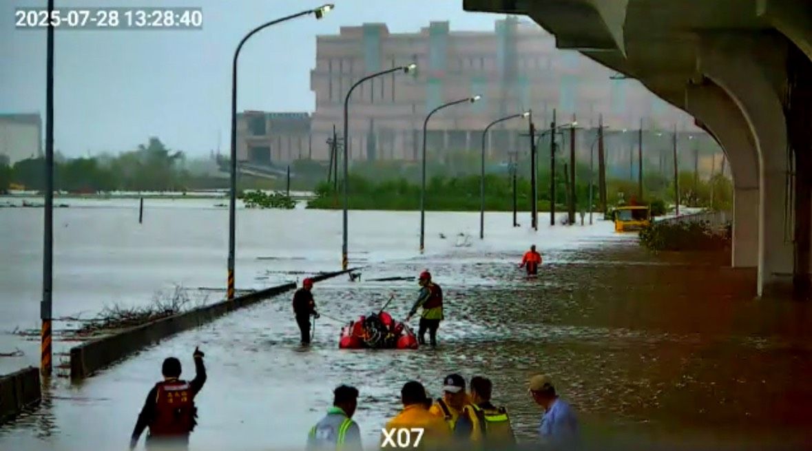 嘉義朴子也傳出台電5名台電人員因積水受困。（翻攝畫面）