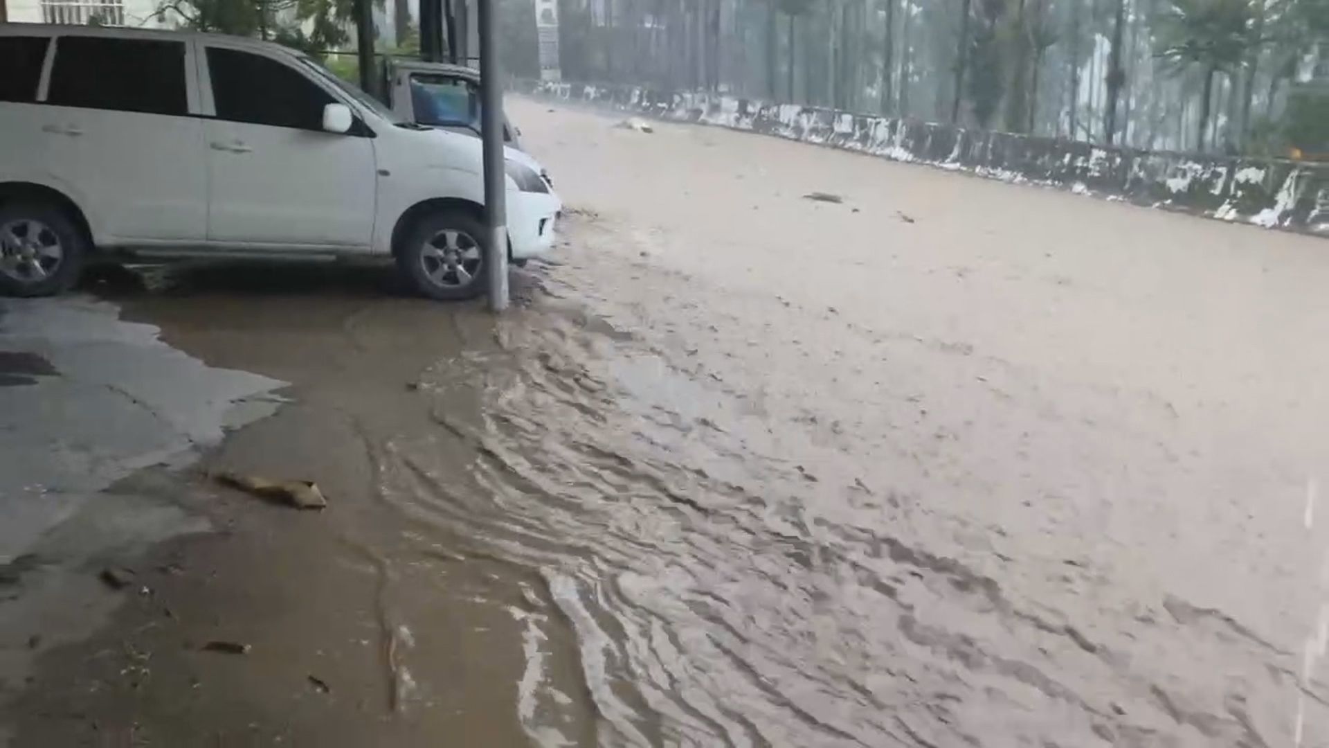 不斷更新／雨彈炸中南部！嘉義縣5地區今上午緊急停班課　台南瑞峰國小放假