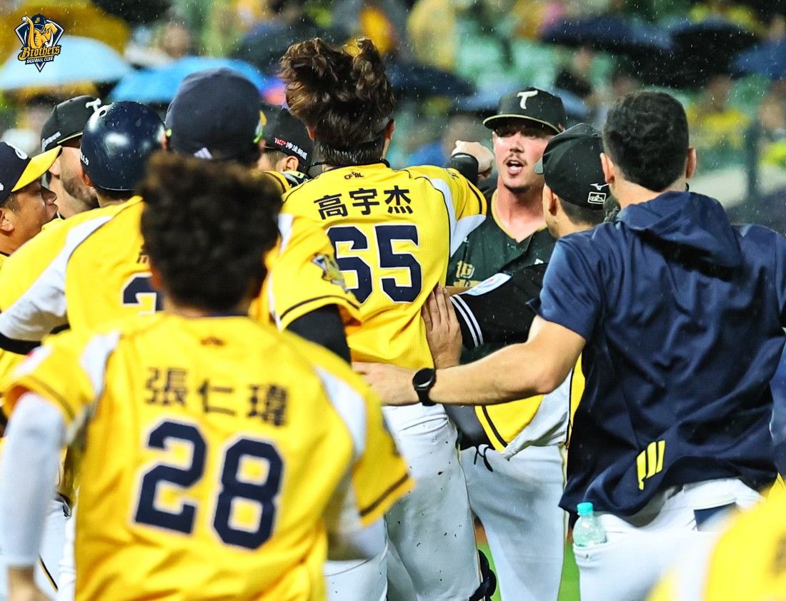 滿貫砲後148公里觸身球狠砸江坤宇　象鷹「板凳清空」場面火爆