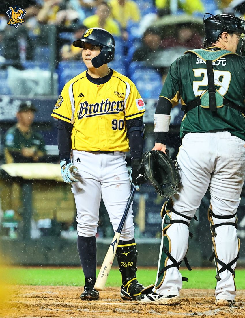 江坤宇遭球吻，中信教練、球員和球迷都不捨。（翻攝自兄弟Fans Club臉書粉專）