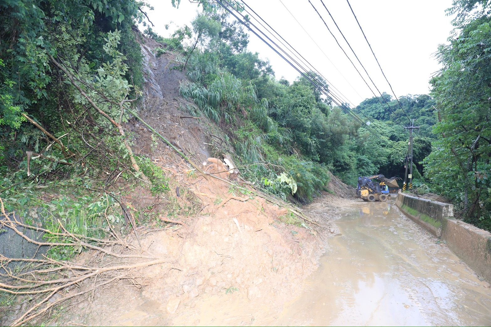 太平區黃竹里竹村路因豪雨崩塌。（台中市政府提供）