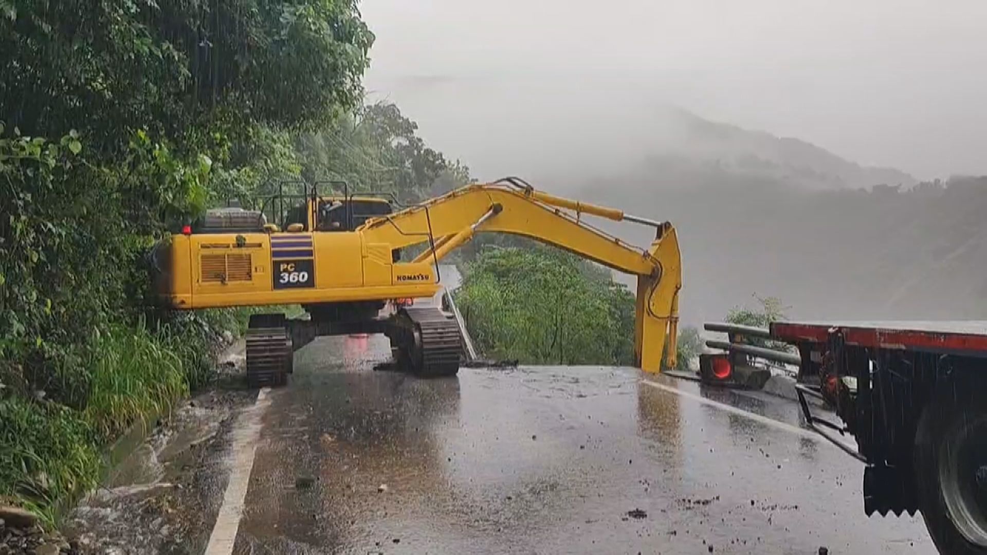 致災大雷雨　16測站雨量破千4／高雄山區雨勢大　「一家五口墜谷」搜索任務早上暫停