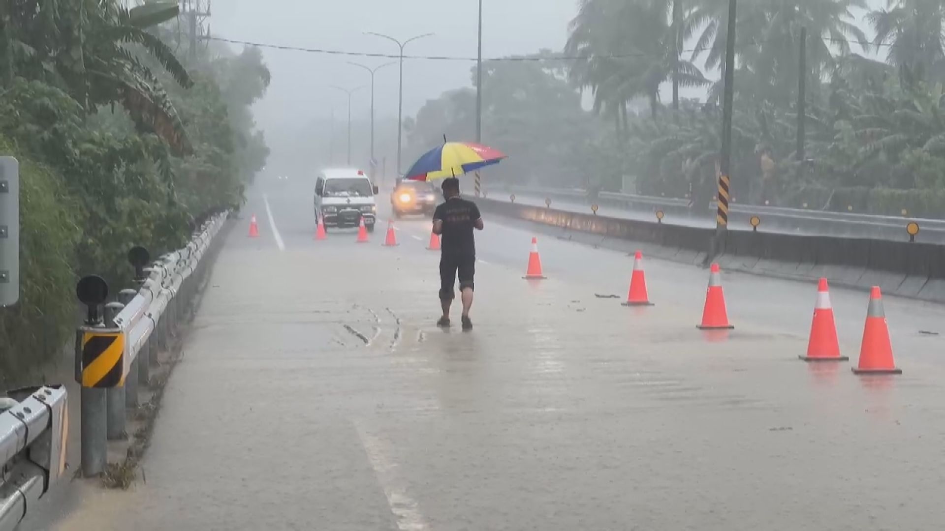 西南氣流降暴雨　南台灣災情多5／旗山機車倒護欄一旁是大水溝　女騎士人不見了
