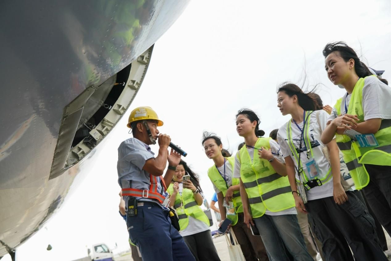   桃園航勤領班於航班作業現場為學員講解行李裝卸載運作實務。