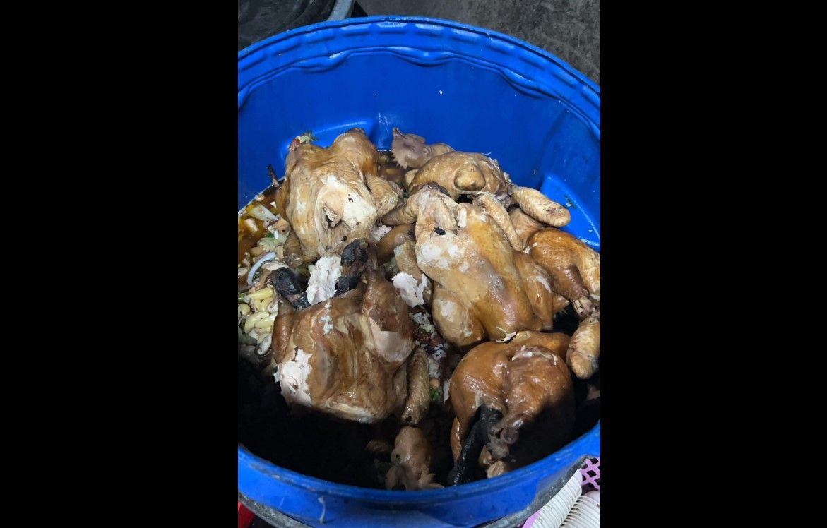 烤雞掉地上「店員撿起來」惹議　業者曬照澄清：已丟廚餘桶