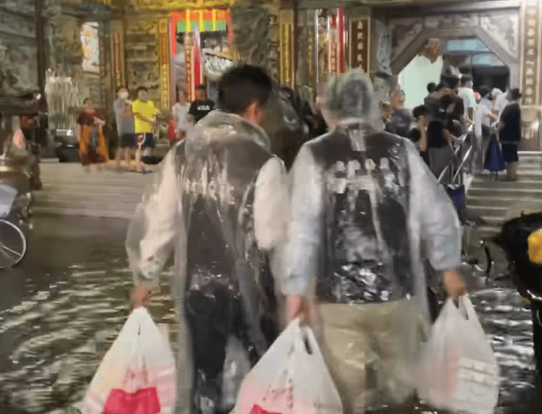 涉水送便當遭謝龍介酸演過頭　林俊憲：加入救災別噴政治口水