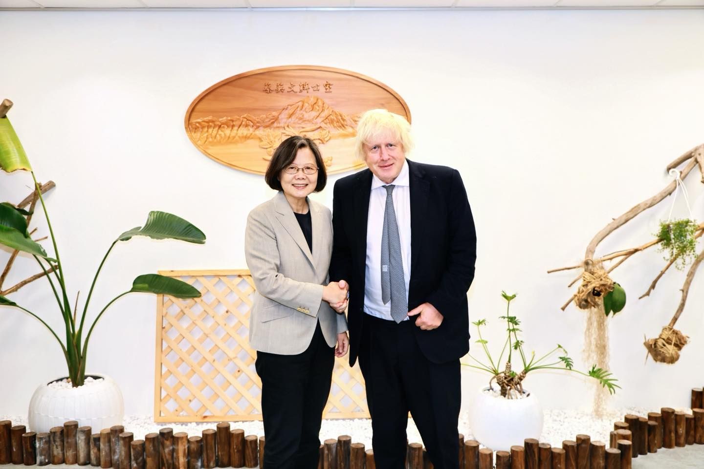 與強生台灣相見歡 蔡英文:感謝英國長期支持盼深化合作