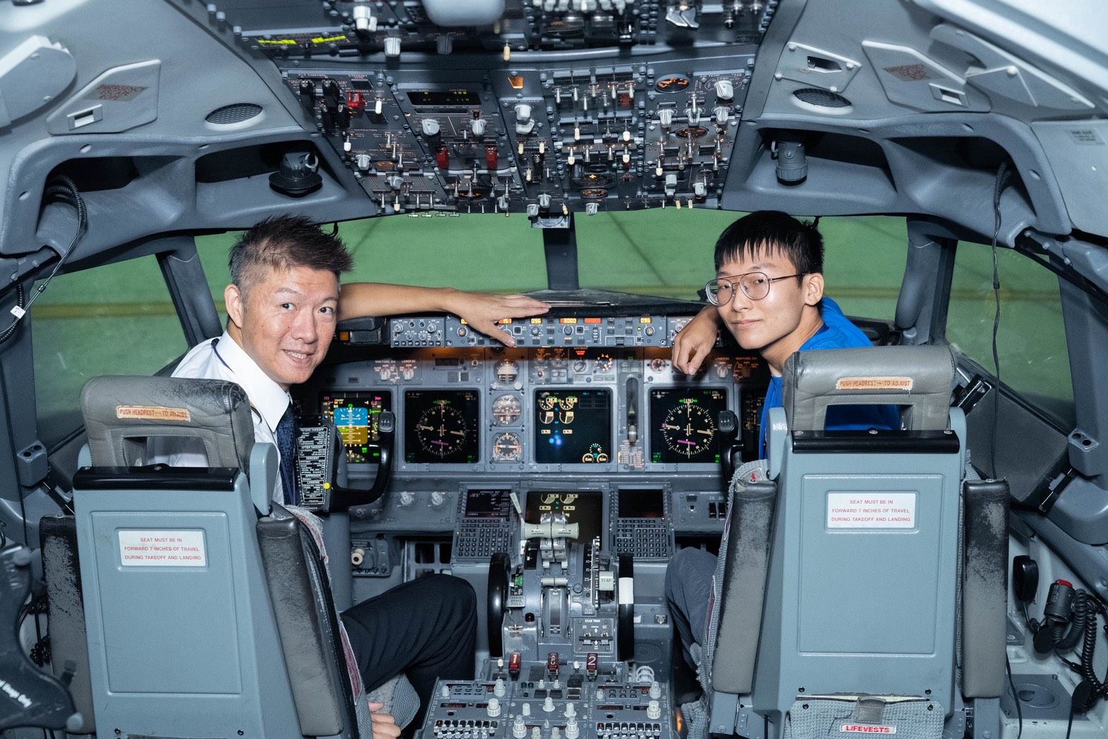 華航萬賢德助理總機師 指導學員操作飛行模擬機