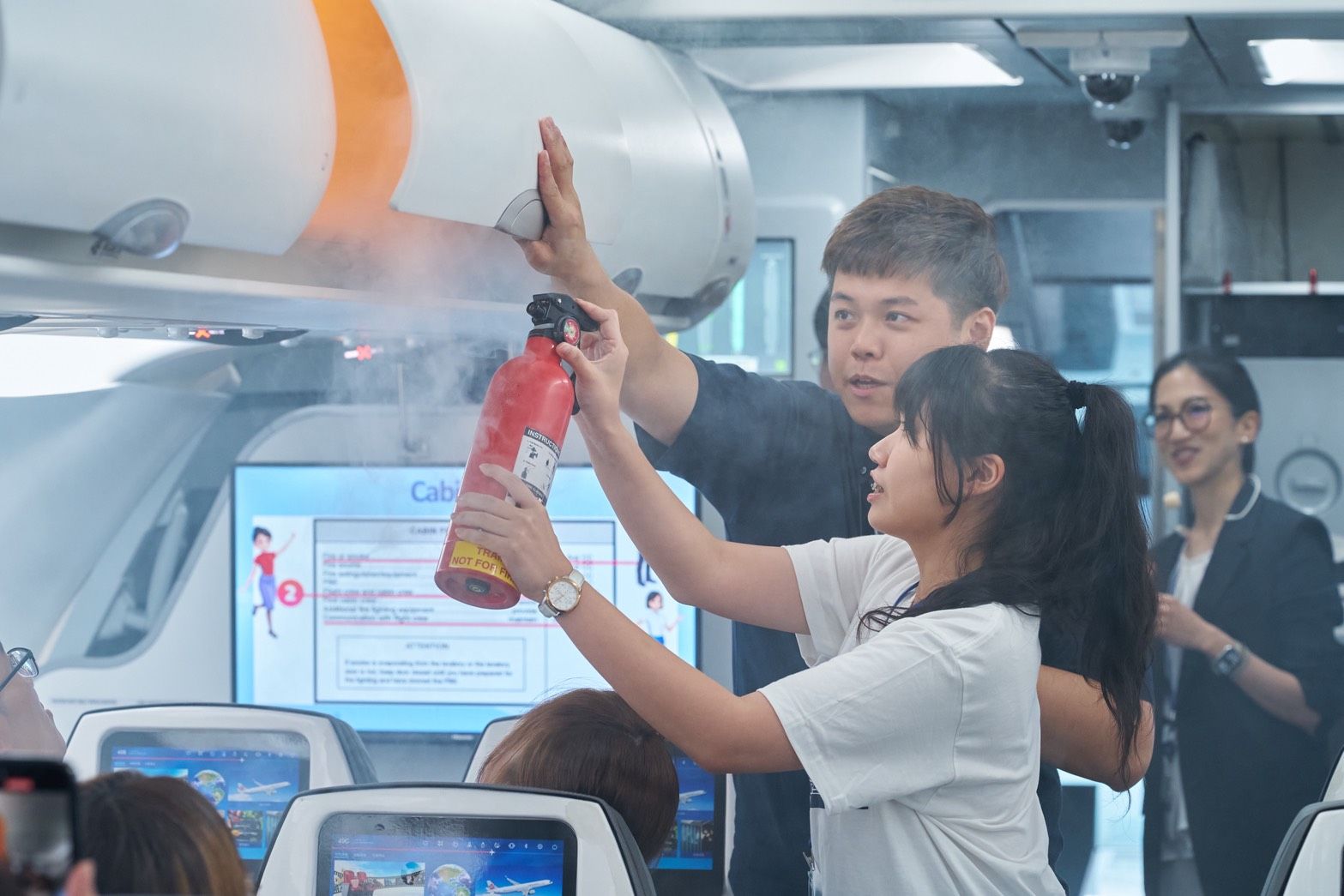 華航空服團隊帶領學員 情境學習客艙事故應變