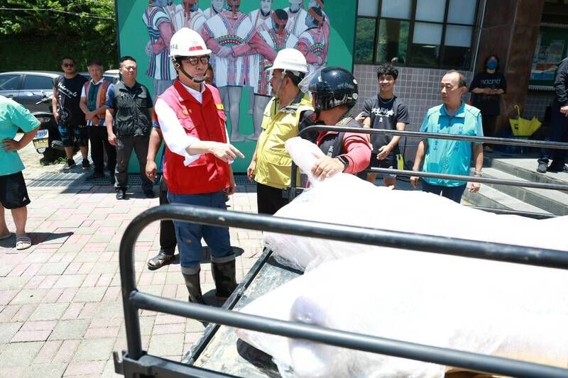 高雄救災！陳其邁親送「整頭豬」到部落　被讚：很懂原住民