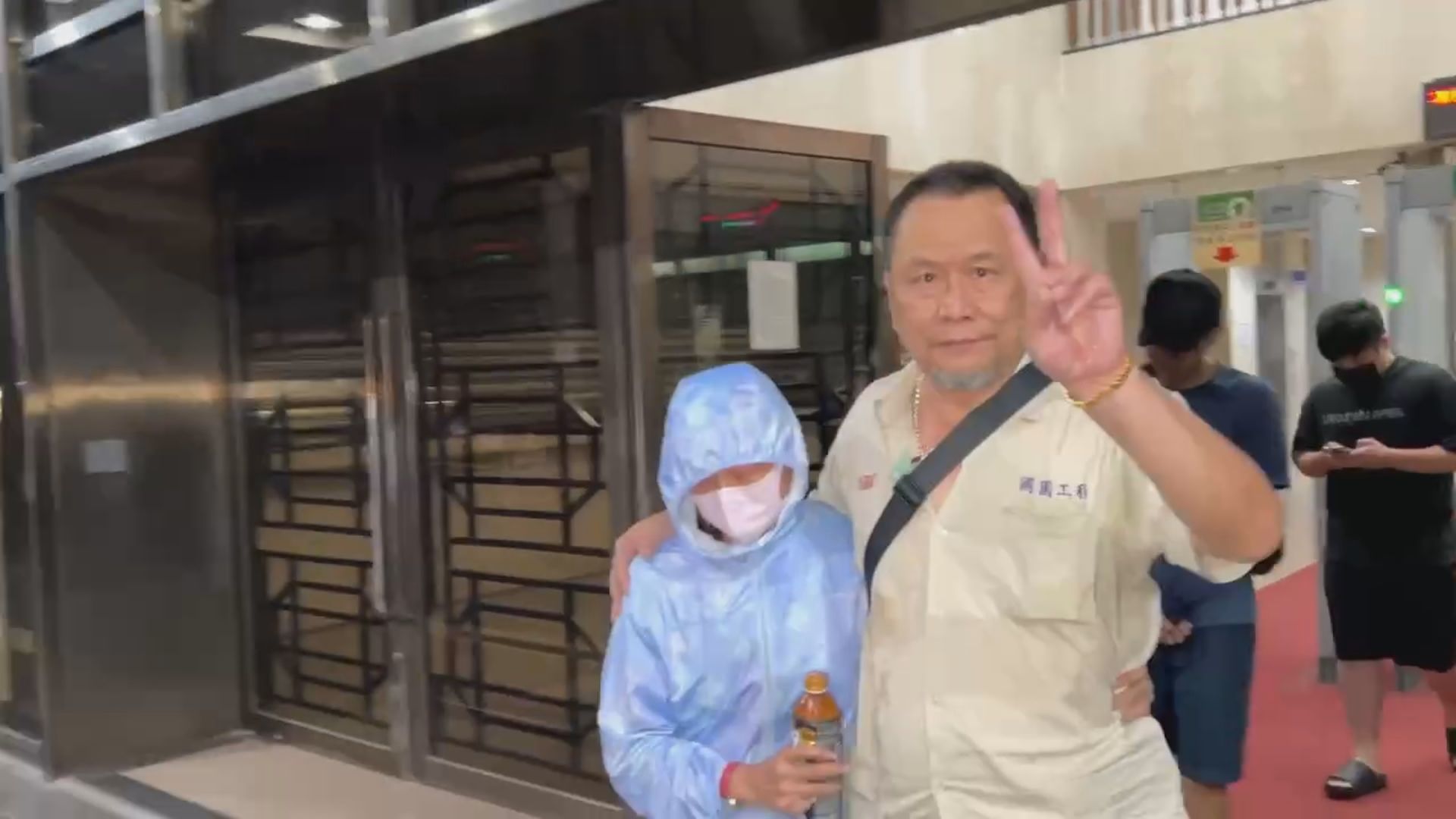 A走5千萬以50萬交保　神鬼女會計丈夫竟比「勝利手勢」