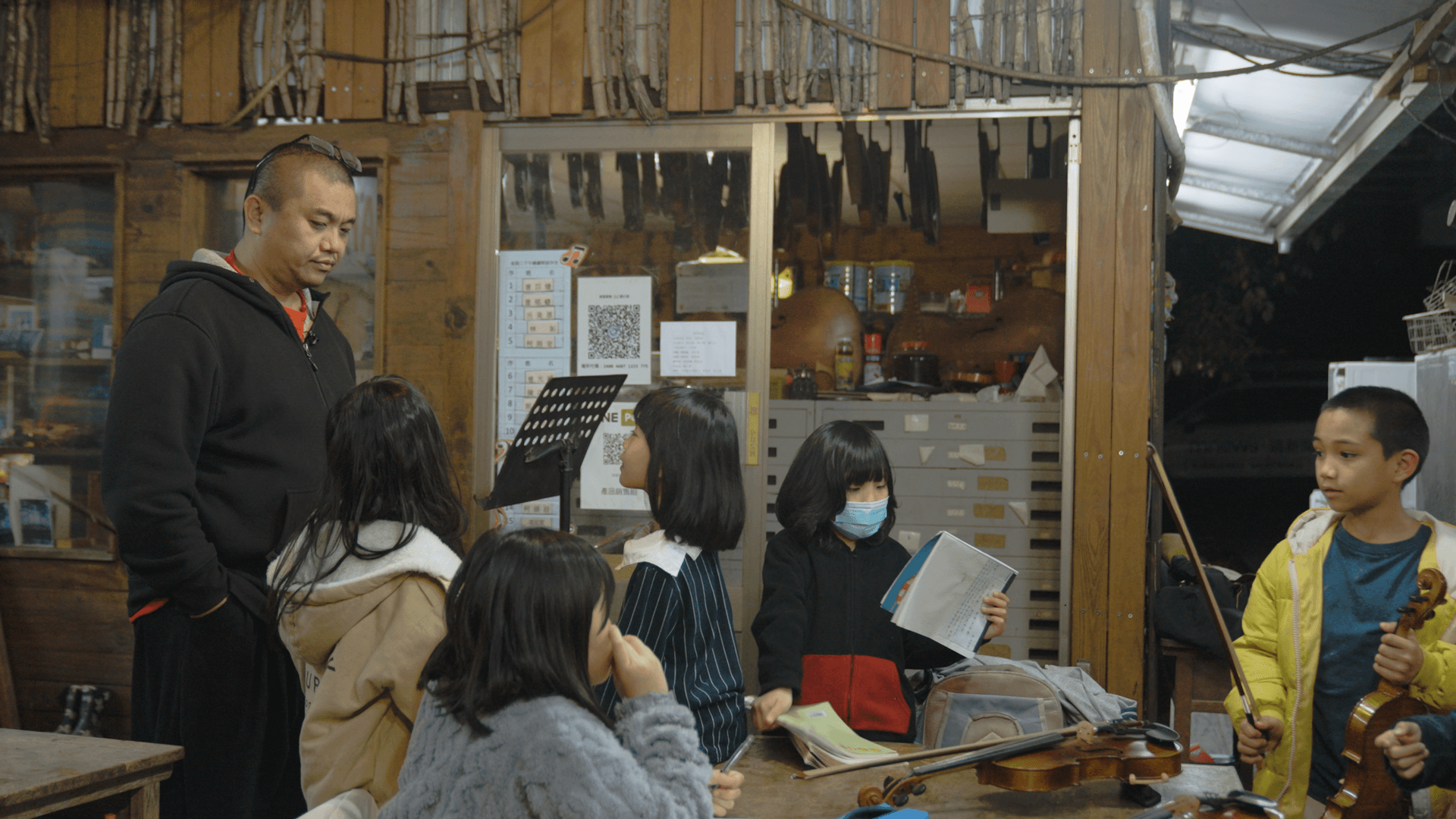 王子建與陳珮文兩位老師走進部落，開設國小課後班陪伴和輔導這些孩子。