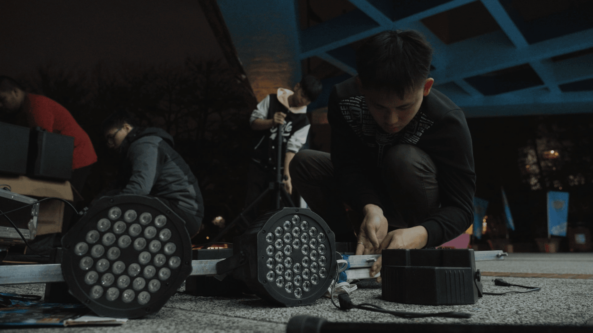 從貨卡上搬下音響設備、測試燈光音控，都是親愛愛樂的孩子們靠著自己的力量完成。