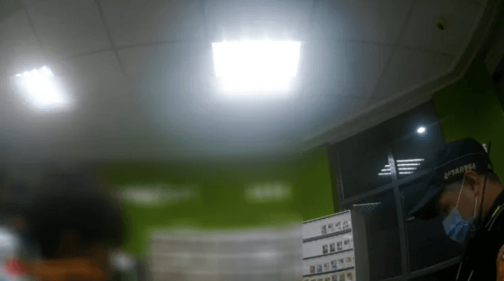 要求裝袋遭拒！女砸爆紅酒瓶還開啤酒狂噴　店員被割傷提告