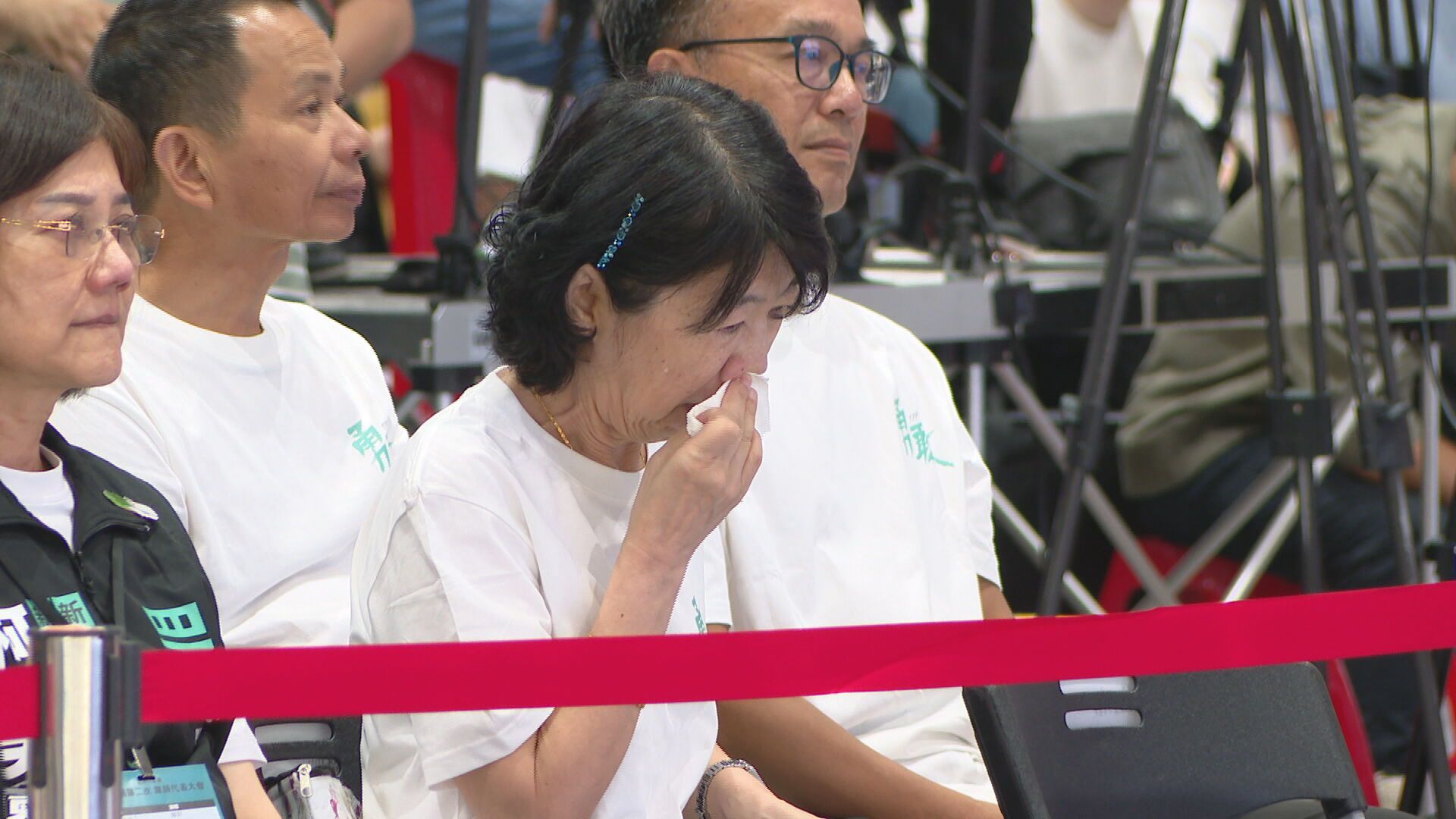 民眾黨慶展柯文哲監所書單、出庭摔破水瓶　陳佩琪留言8字想尪