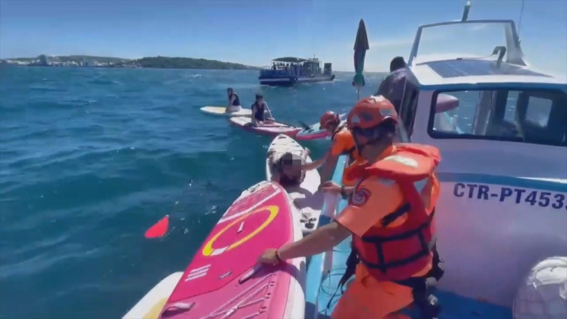 暑假搶出遊亂象頻傳2／小琉球12人玩SUP驚險飄外海　海巡即刻救援