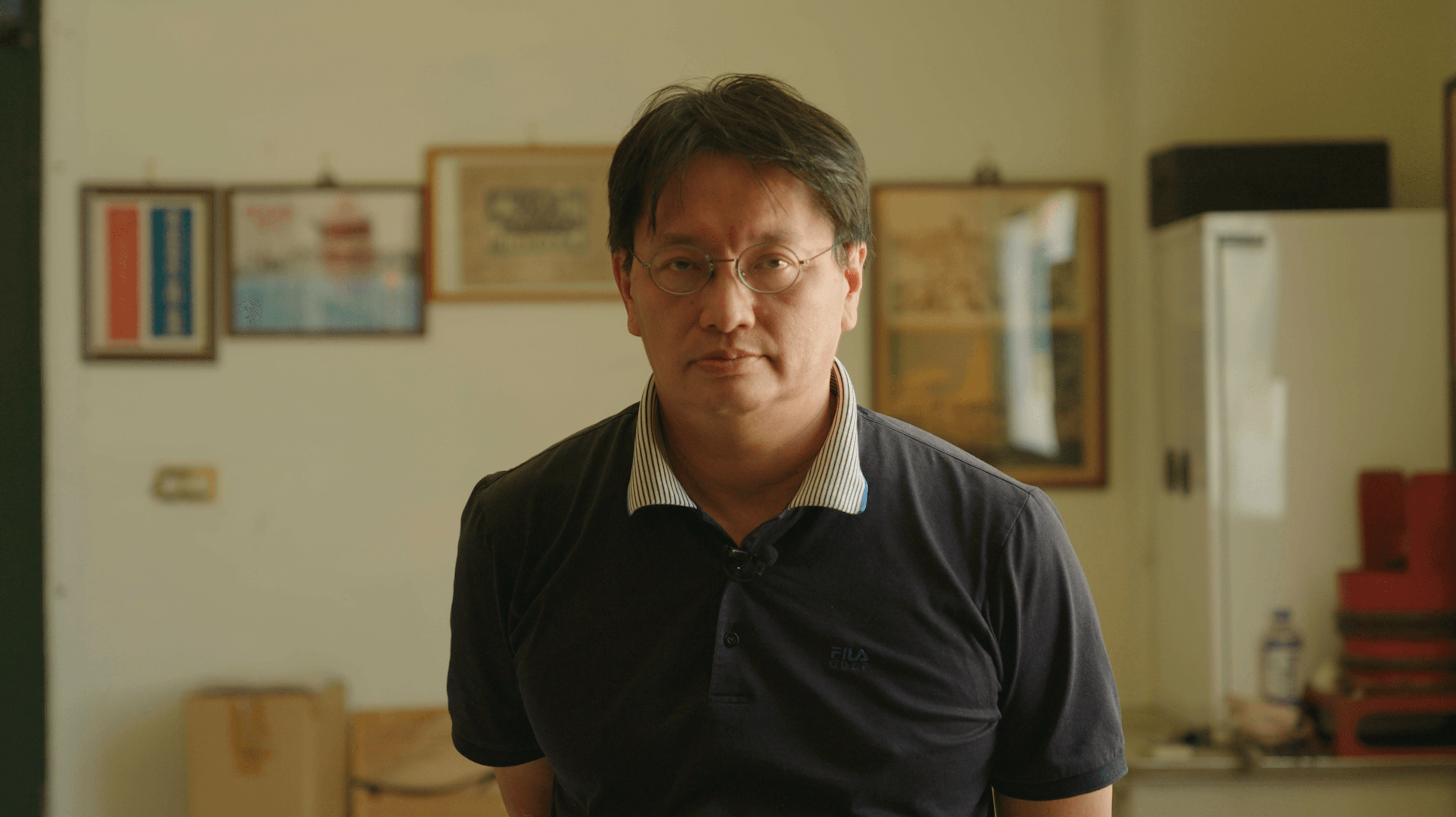 甘記豪收藏大批二戰軍事文物，住家宛如小型博物館。