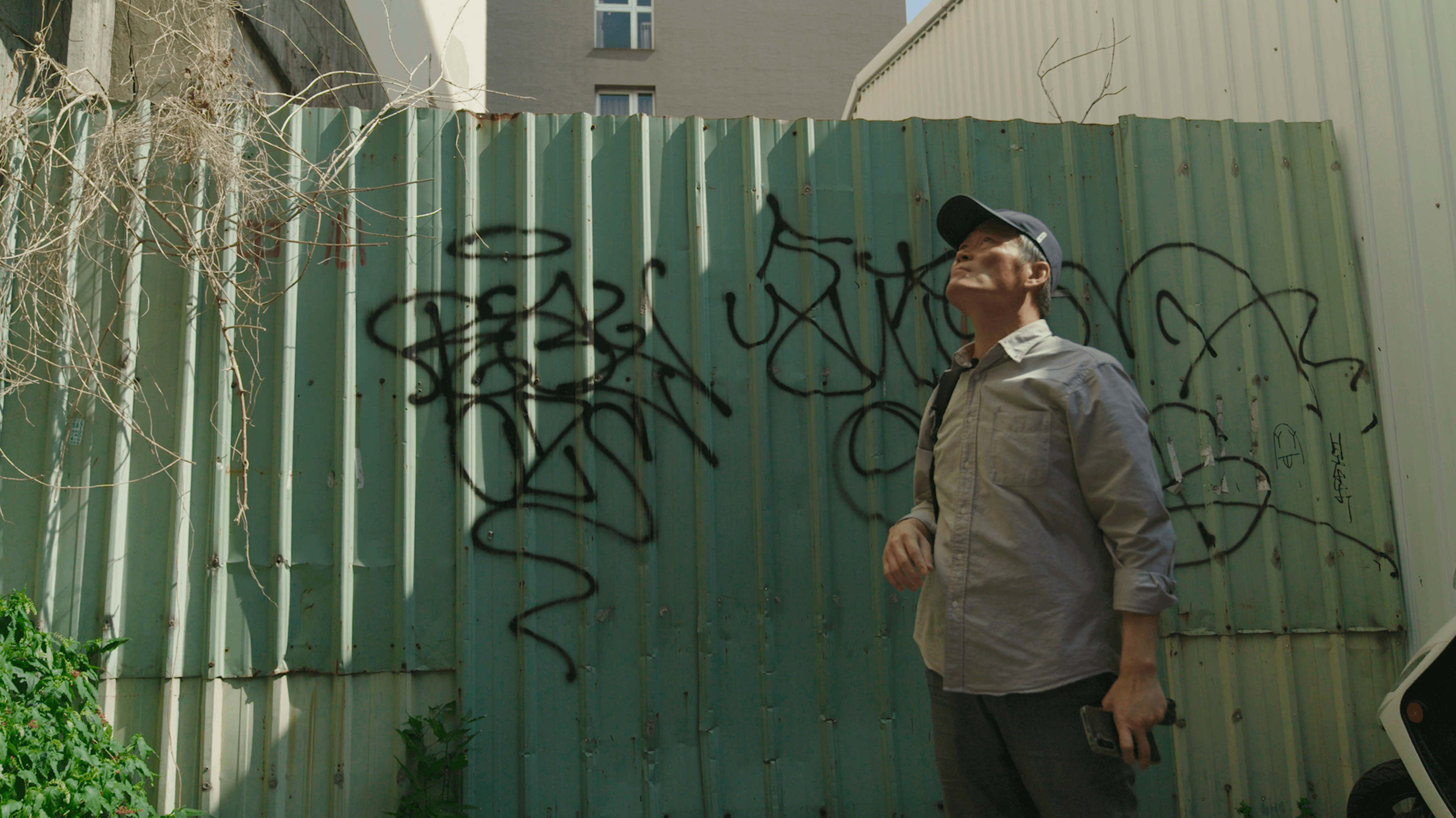 陳世岸走訪嘉義市「本島人」居住的街區，空襲時都被炸成廢墟。可見美軍「 只炸日本人、不炸台灣人」純屬臆測。