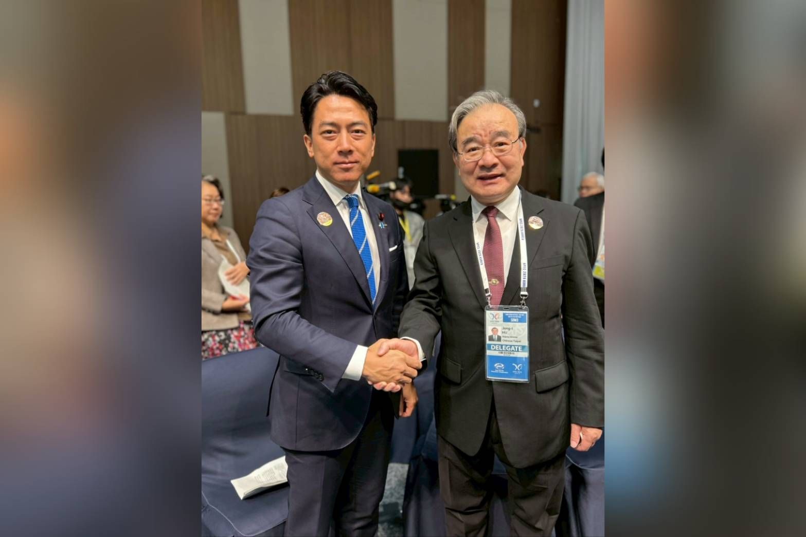 農業部次長胡忠一出席亞太經合會部長會議　贈小泉大臣臺灣茶