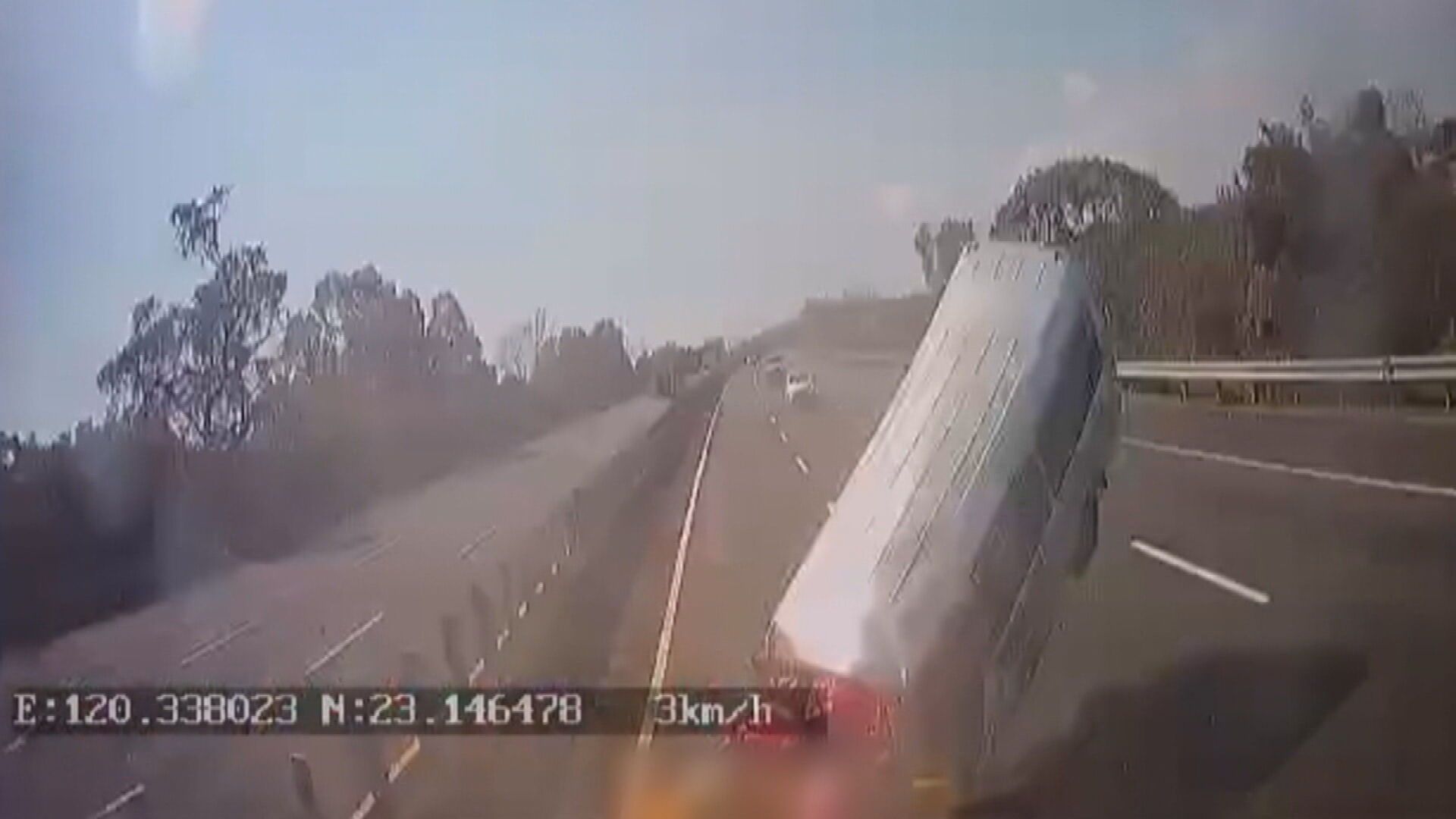 嘉義民和國中棒球隊廂型車　國道追撞8人送醫