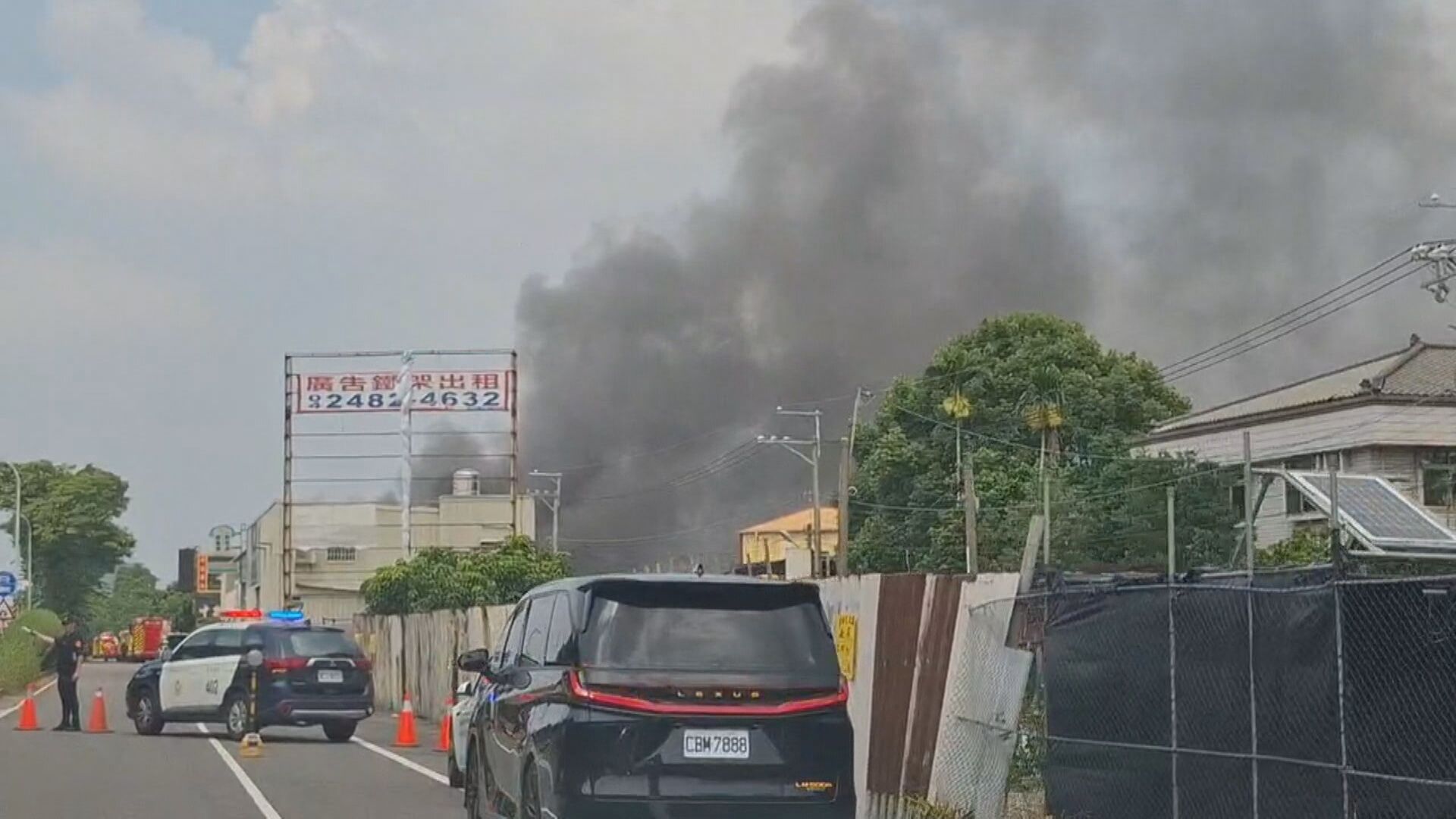 中投公路旁汽車零件廠起火　濃濃黑煙直竄天際