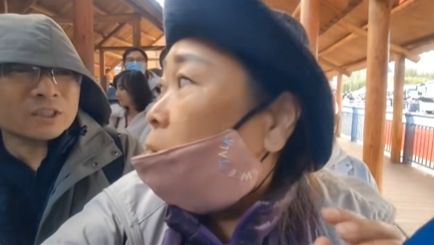 馬國女演員遊新疆遭暴力推擠　怒嗆報警無用：經歷文化與道德衝擊