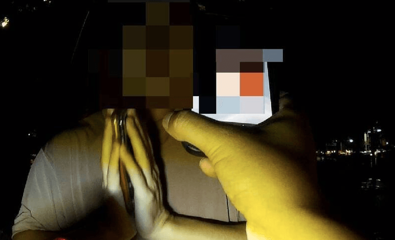 逃亡7年栽了！詐欺通緝犯「趕唱歌喝酒」闖紅燈　被警察攔查帶回