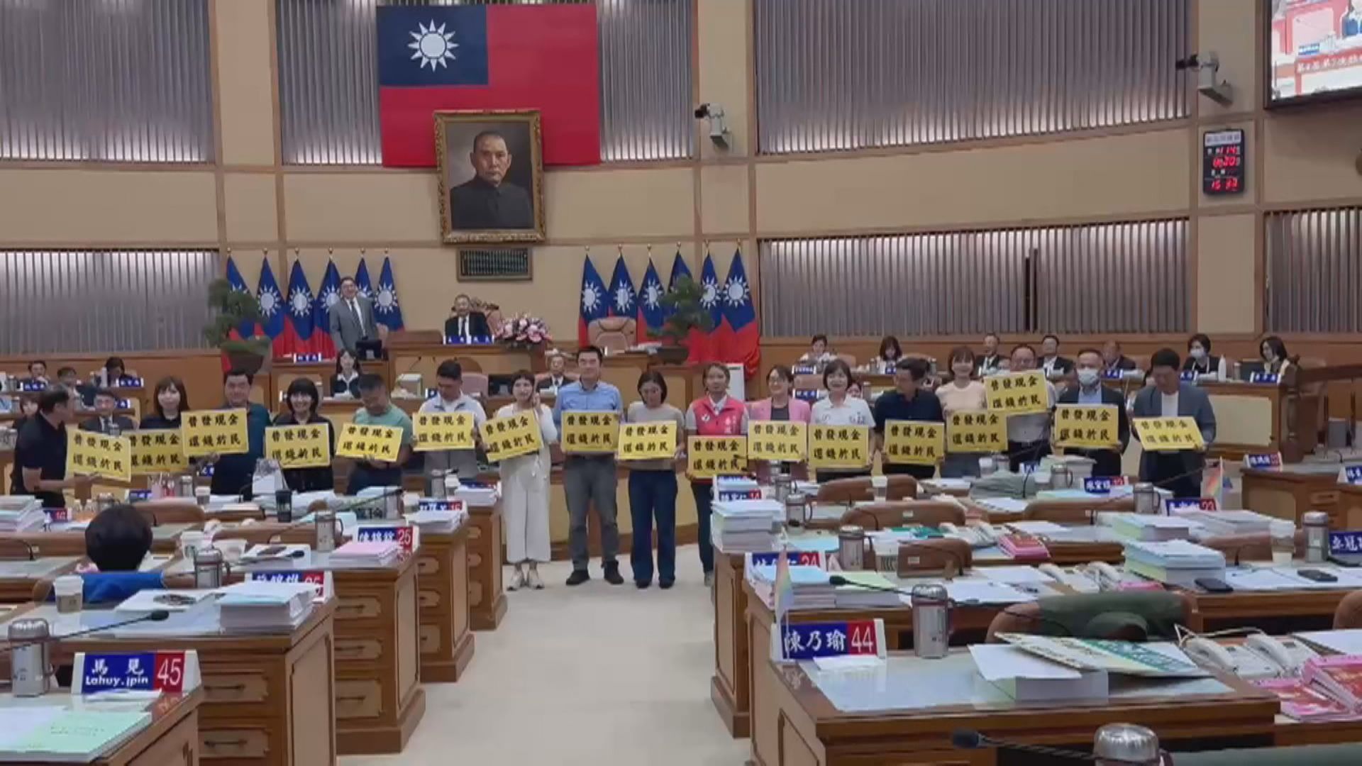 綠提案新北普發4.6萬　藍：中央還2500億可發5萬