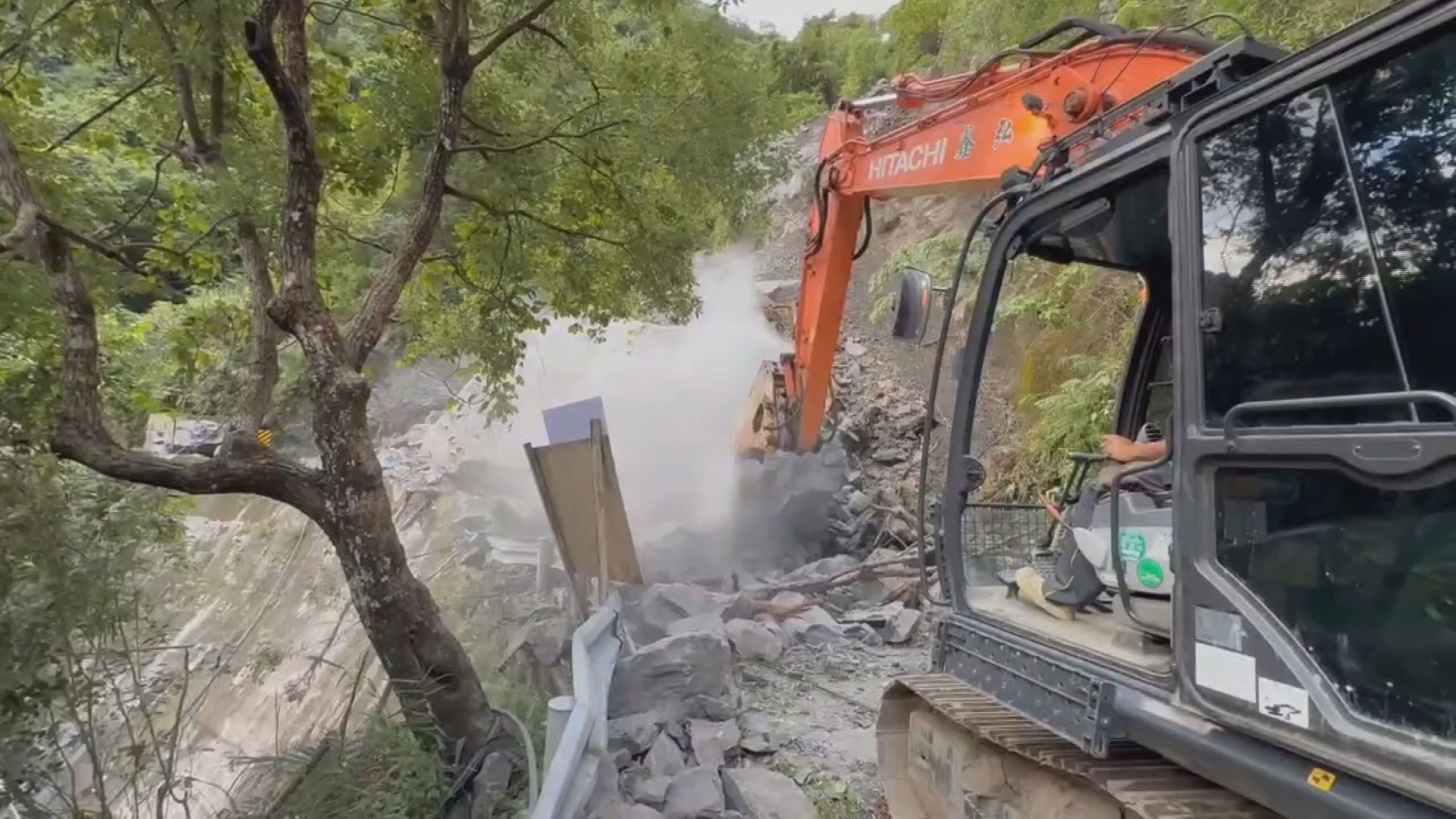 台七線坍方巨石滾落擋道　桃復興3里停班課1天