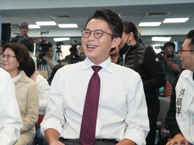 黃國昌投入新北市長選舉，笑容滿面出席競選總部成立記者會。（翻攝自黃國昌臉書）