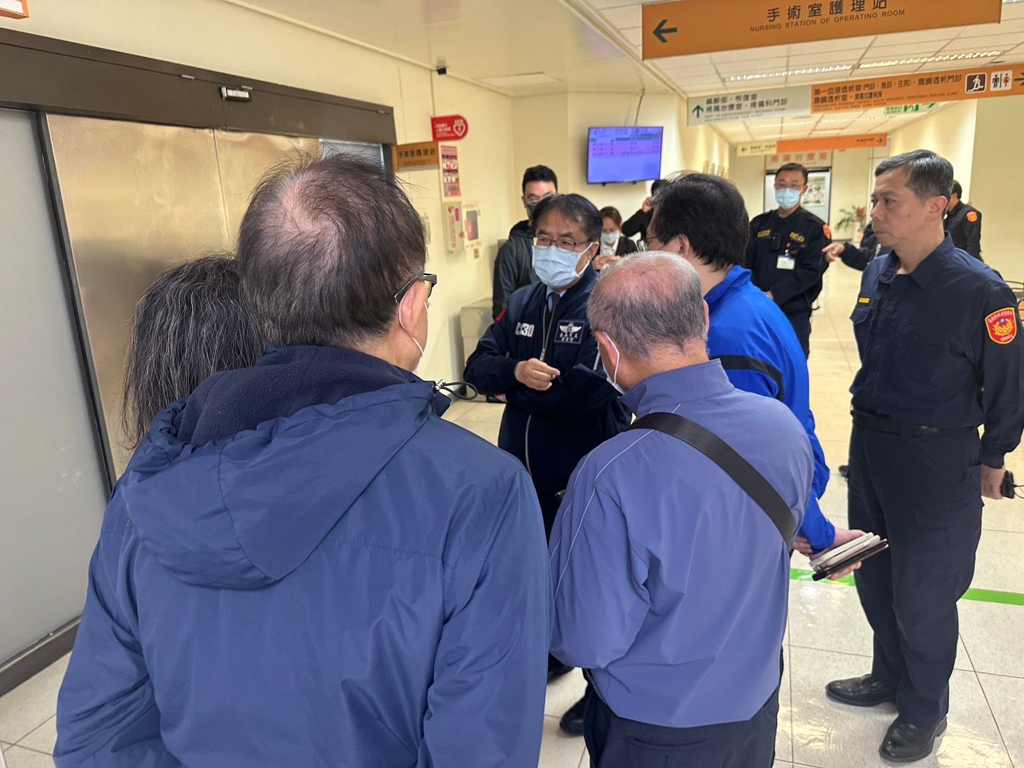 持足療刀追砍路人至派出所門口 黃偉哲曝「群警衝出壓制」影像