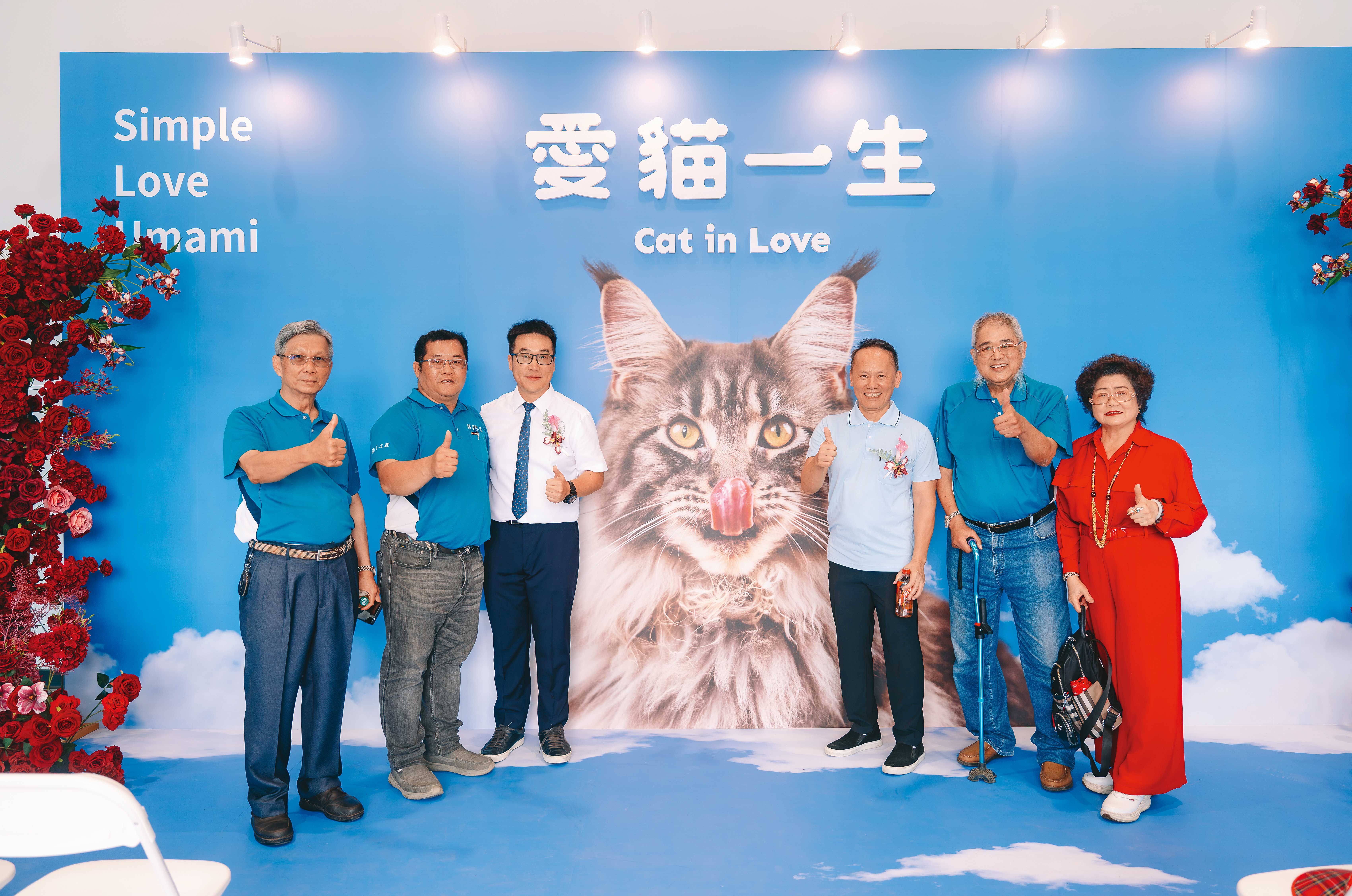詹岳霖(右3)與隆順漁業集團總經理王志遠(左3)共同創業,運用隆順的新鮮漁獲產製貓食。(愛貓工廠提供)