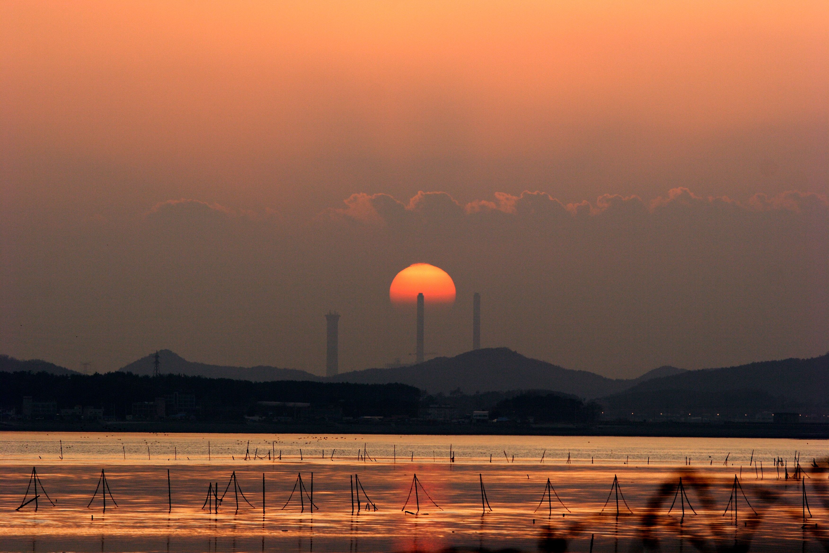 研究指出,觀賞夕陽產生的敬畏感,有助使人暫時脫離原本的負面思緒。(Pexel提供)