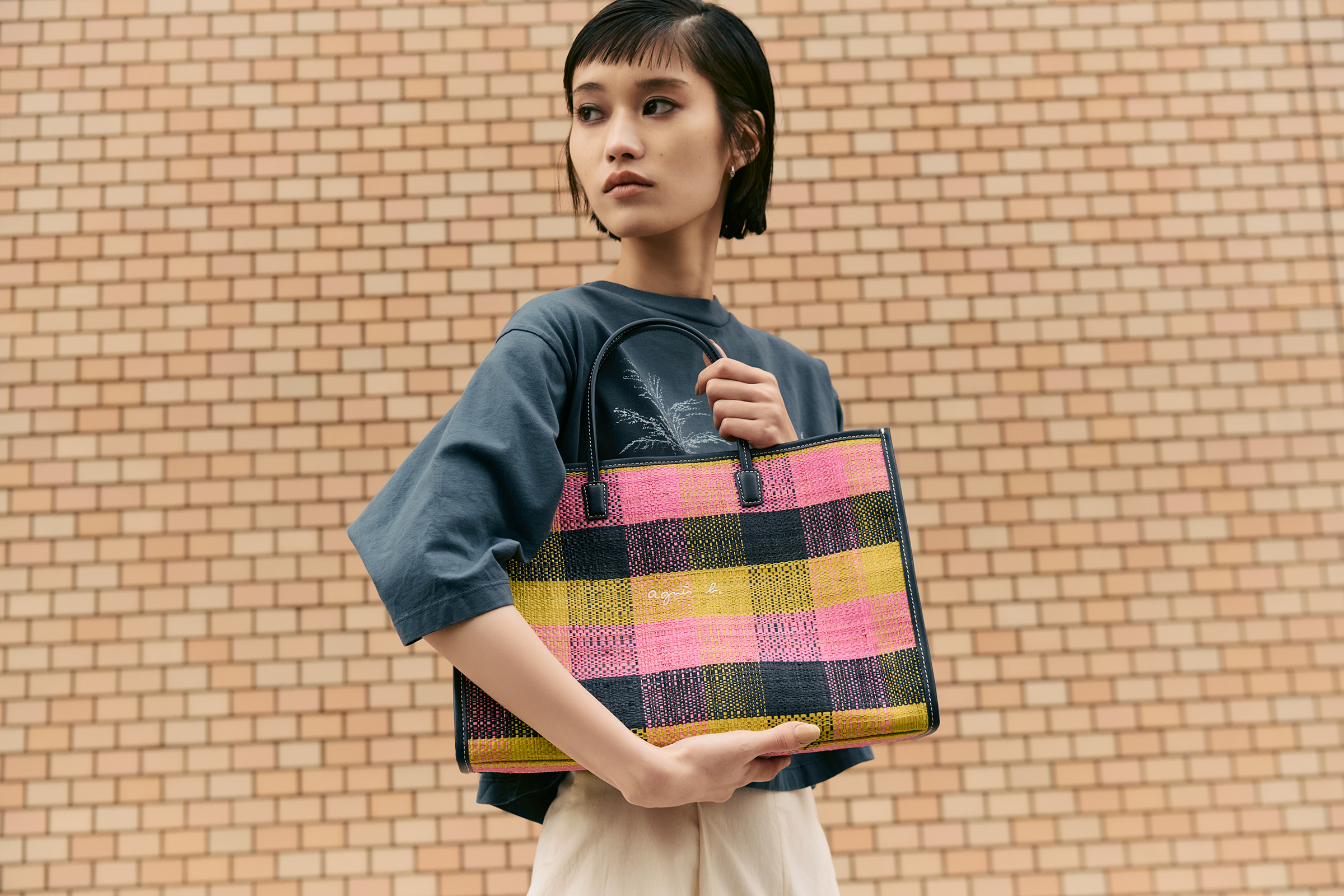 agnès b.以「City to beach」為主題推出VOYAGE系列夏日包款。拉菲草手提包中型NT$7,280(agnès b.提供)