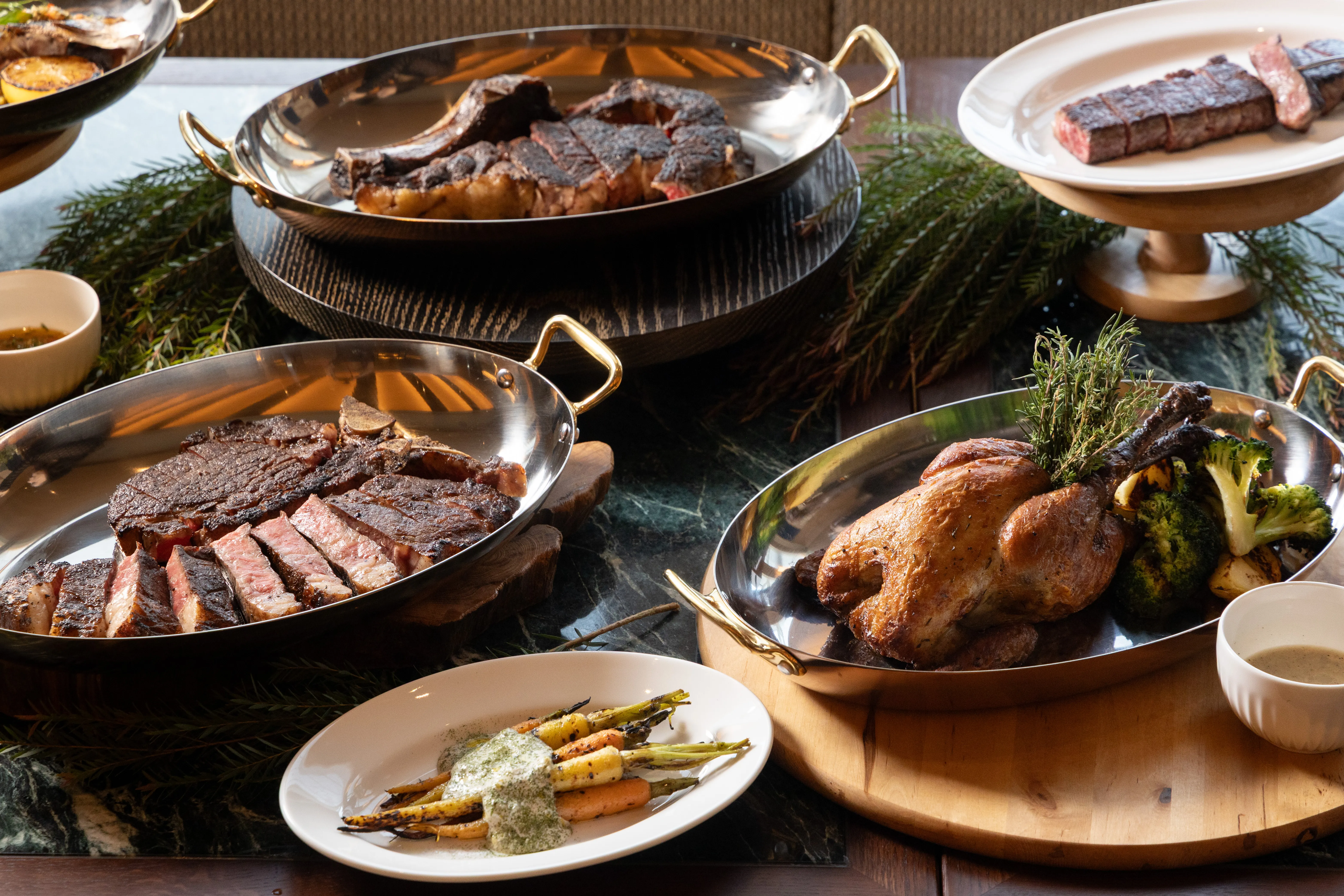 大巨蛋嗑肉1／米其林牛排館A CUT新品牌「The Grill by A CUT」登場　牛排和黑羽土雞全上龍眼木直火烤