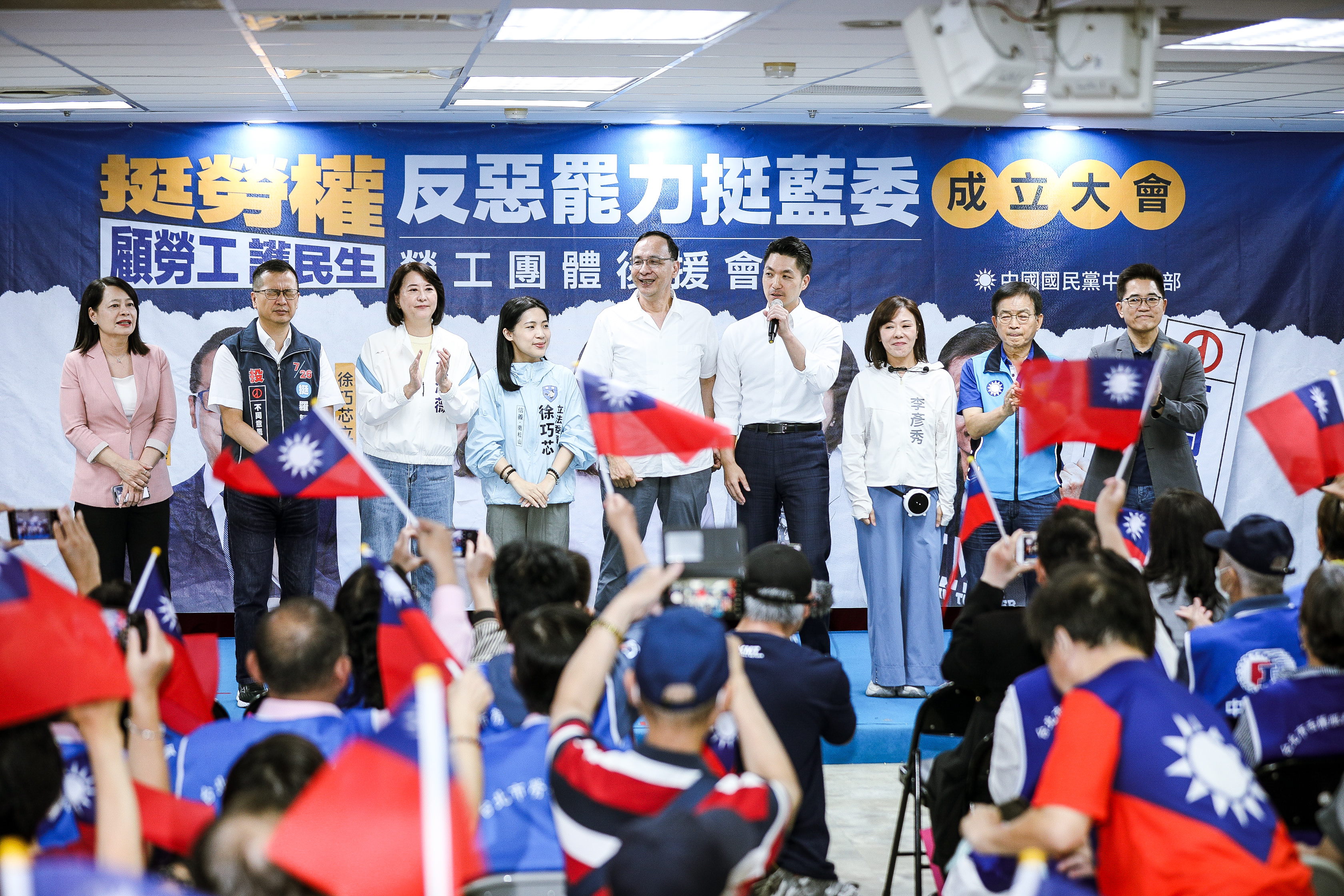 「大罷免」行動引發社會高度關注,然而檯面下,一場有系統、跨平台的話語滲透戰早已展開。(鏡報鄒保祥攝)
