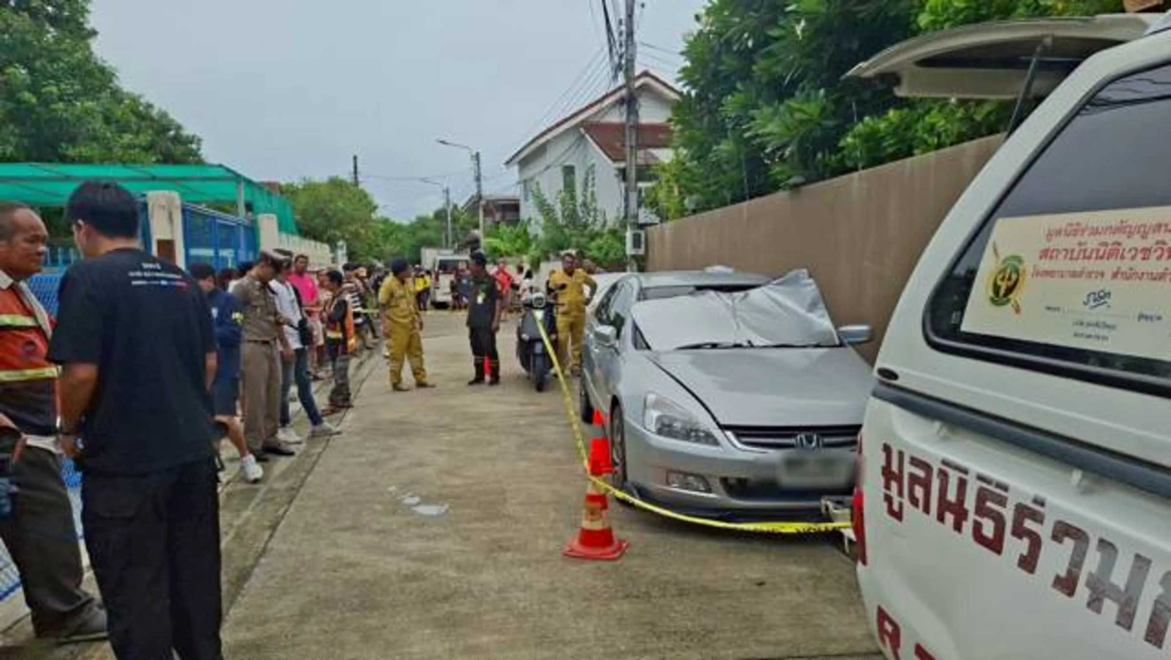 曼谷一對男女疑似車震窒息而死。(翻攝阿瑪林電視台Amarlin TV)