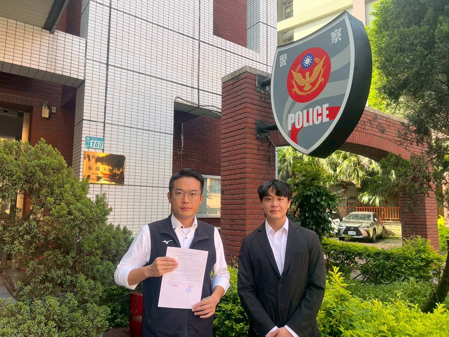 游明諺在律師陪同下親自前往淡水水碓派出所報案,並重砲抨擊跨國科技巨頭Meta(臉書母公司)的檢舉機制完全失靈。