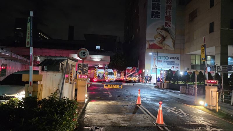 消防隊獲報趕到現場。(翻攝畫面)