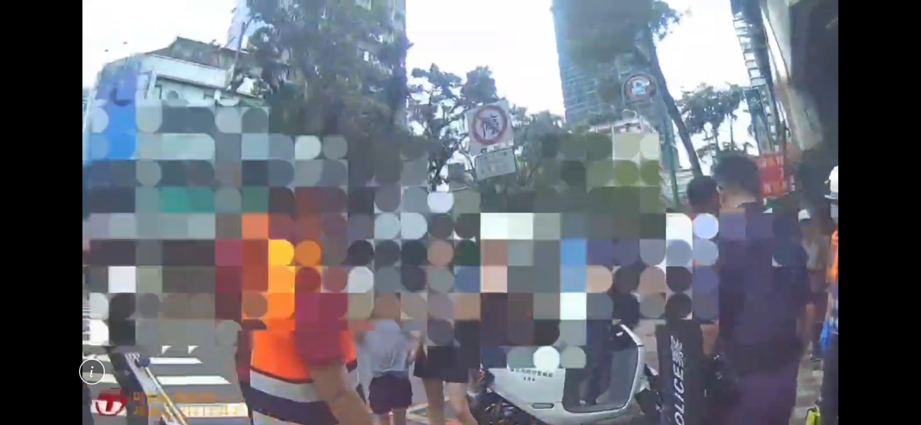 計程車運將與小客車駕駛因行車糾紛,在街頭上演全武行,警方到場將2人帶回警局偵辦。