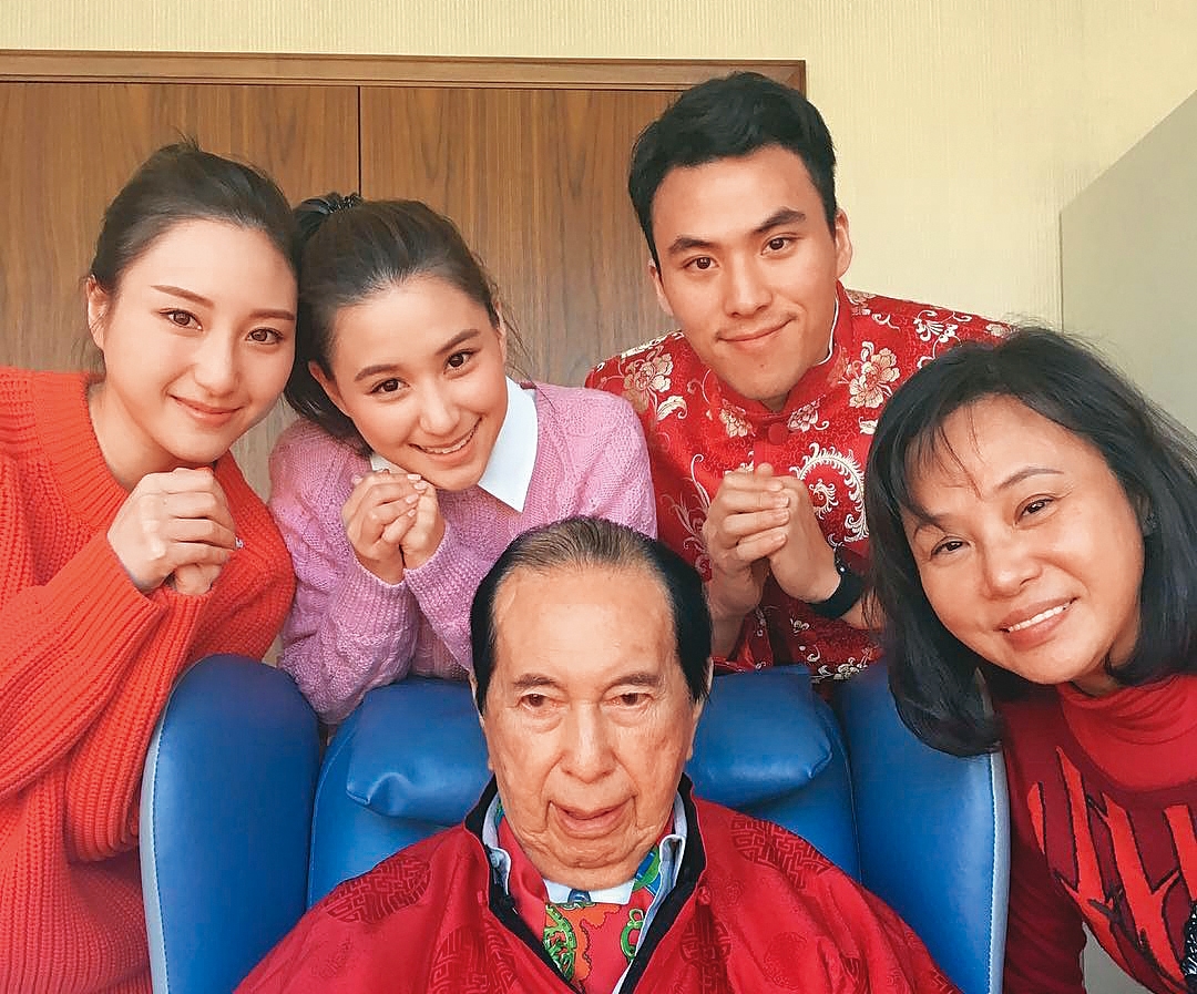 身價達新台幣2兆元的已故澳門賭王何鴻燊(前排左)有多位太太和子女,何超雲(後排左)是三房太太(前排右)所生,妹妹、弟弟為何超蓮(後排中)與何猷啟(後排右)。(翻攝自何超雲IG)