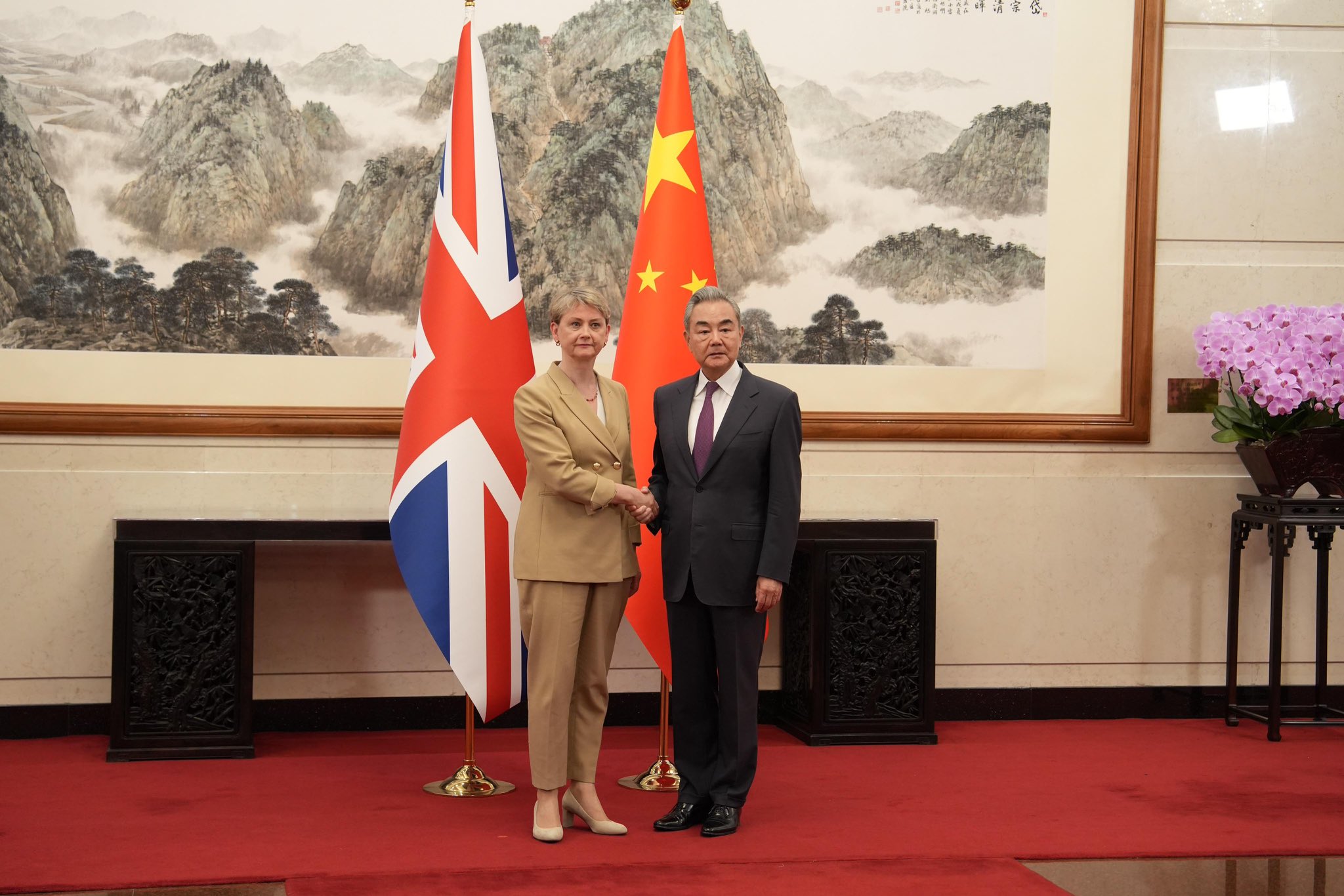 英國外交大臣庫柏訪中,會晤中國外長王毅。(翻攝自X@YvetteCooperMP)