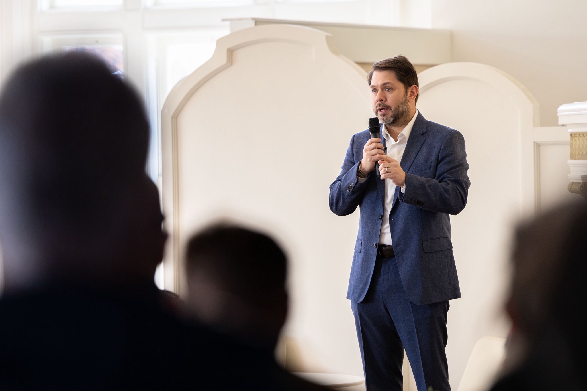 曾被看好競逐加州州長的民主黨星探斯沃韋爾,因捲入性醜聞震撼宣布辭去國會職務。(翻攝自X@RubenGallego)